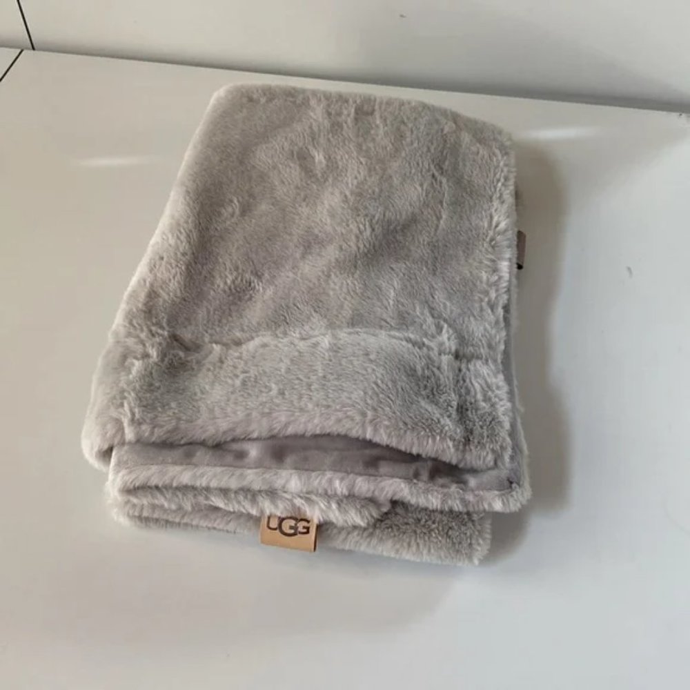 Ugg Standard/Queen Pillowcase (x2): Polar